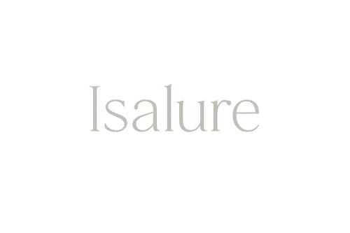 Isalure color neutro y fondo totalmente blanco letras finas